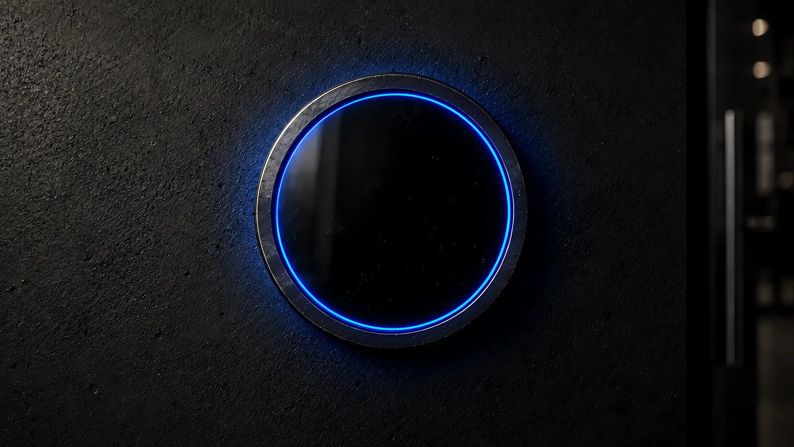 Lector de acceso con un aro de luz azul junto a una puerta, de noche