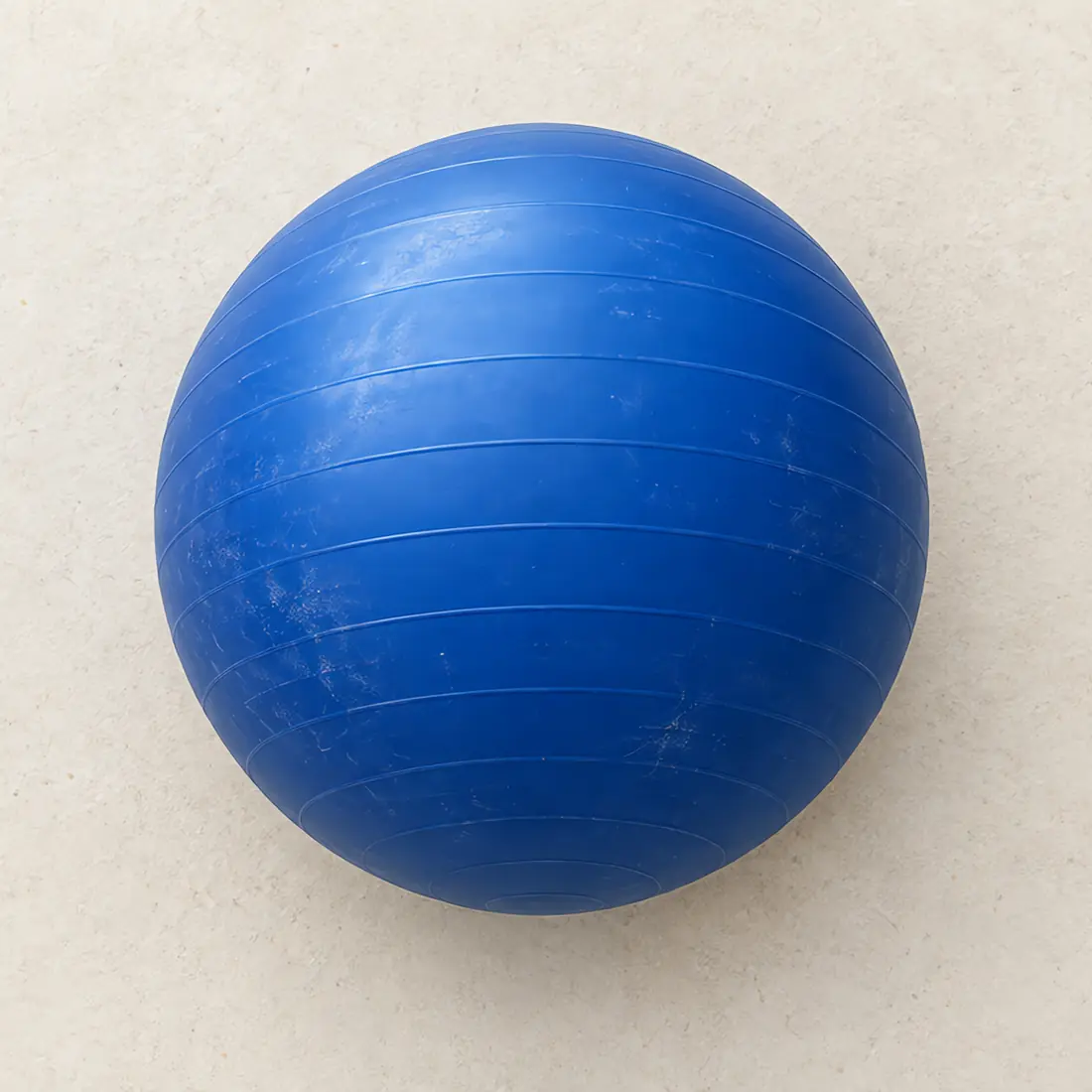 Pelota azul sobre un suelo claro